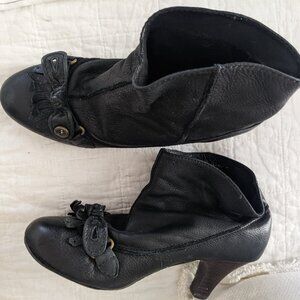 Miss Albright Betty from Sundance Spectator Booties Size 10 Black Bow Fringe
